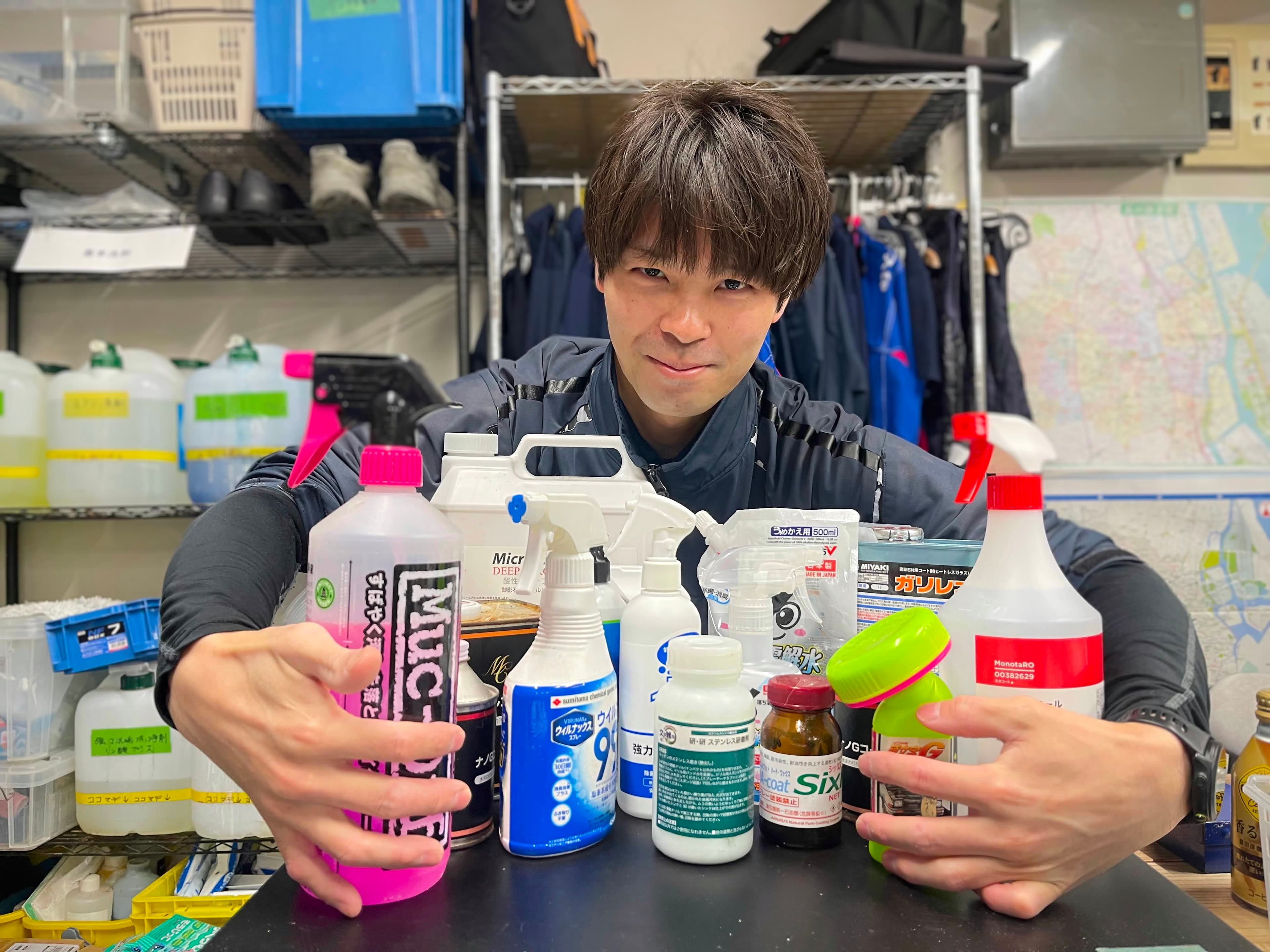 清掃用洗剤を手にするカノエのスタッフ